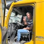 נהג ותיק על משאית צהובה